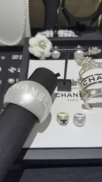 샤넬 진주 화이트 시쉘 더블 C 와이드 뱅글 팔찌 153825