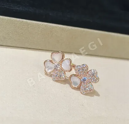 반클리프앤아펠 화이트 마더오브펄 네 잎 클로버 스털링 실버 귀걸이 63886