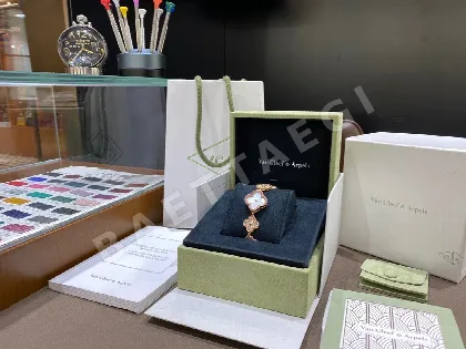 반클리프 아펠 스위트 알함브라 쿼츠 다이아 골드 오닉스 자개 여성 시계 레플리카 44961 Van Cleef & Arpels
