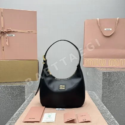 미우미우 올블랙 가죽 언더암백 68194