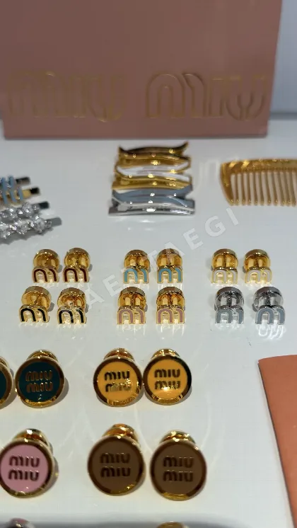 미우미우 컬러 에나멜 메탈 원형 버튼 M자형 스터드 귀걸이 135667