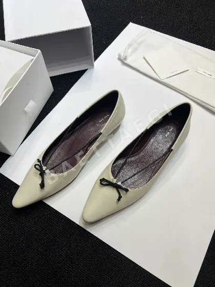 더로우 포인티드 토 로우 힐 슈즈 94660