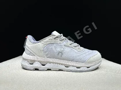 ON 클라우드존 문 러닝화 102771
