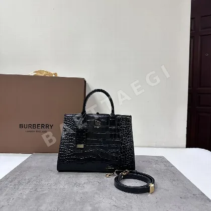 버버리 악어무늬 엠보싱 가죽 토트백 40313