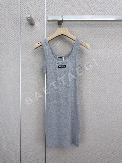 미우미우 레터 로고 반팔 티셔츠 101582