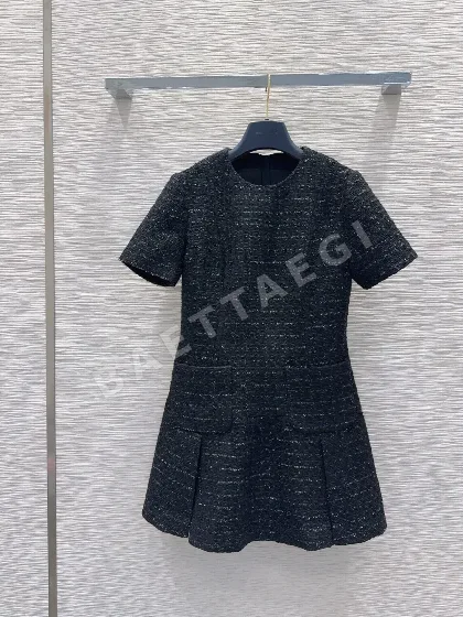 루이비통 네크라인 버튼 원피스