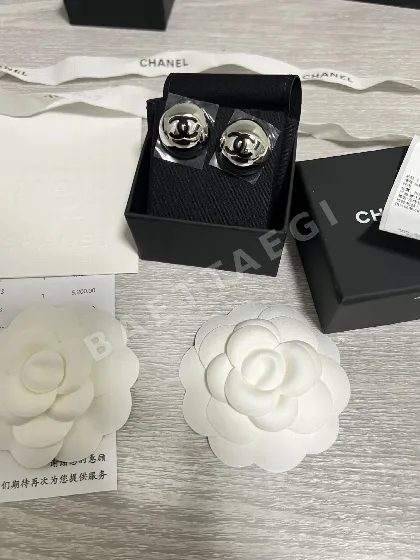 샤넬 실버 반구형 블랙 에나멜 더블 C 귀걸이 133501