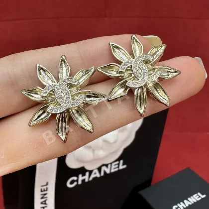 샤넬 해바라기 모티프 더블 C 귀걸이 178069