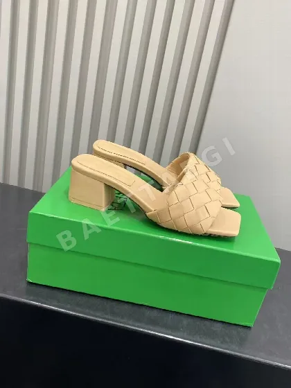 보테가베네타 스퀘어 토 꼬임 청키 힐 샌들 55606