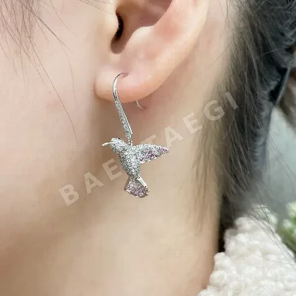 부쉐론 벌새 장식 귀걸이 63305