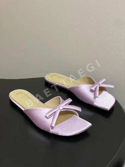 디올 D-보우 플랫 샌들 104930