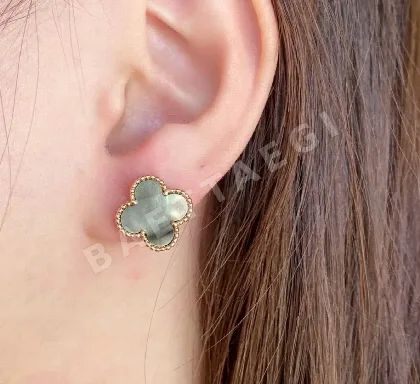 반클리프앤아펠 V 네잎클로버 그레이 자개 귀걸이 63855