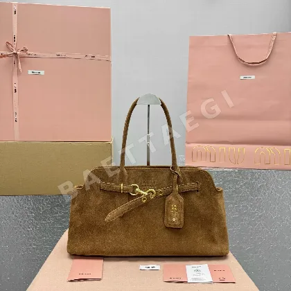 미우미우 프로스티드 카멜 미디 핸드백 133490