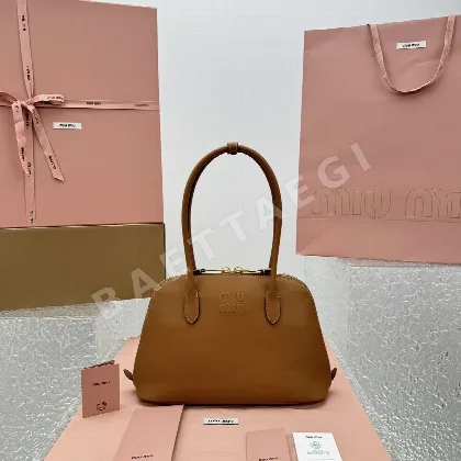 미우미우 캐러멜 송아지가죽 미니 핸드백 68203
