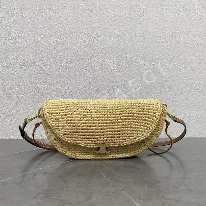 셀린느 CE 하프문 스몰 라피아 핸드백 142446