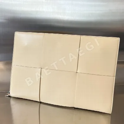 보테가베네타 라지 우븐 송아지가죽 클러치백 680169