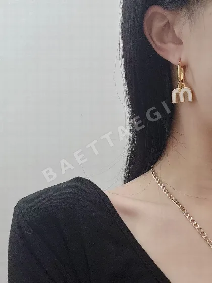 미우미우 심플 귀걸이 135632