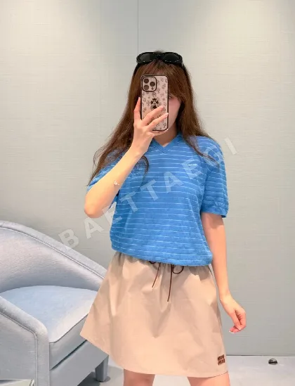 미우미우 블루 화이트 스트라이프 V넥 반팔 티셔츠 97750