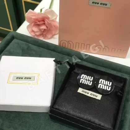 미우미우 블랙 라운드 클립 귀걸이 61225