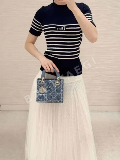 디올 여성 슬림핏 반팔 티셔츠 96535