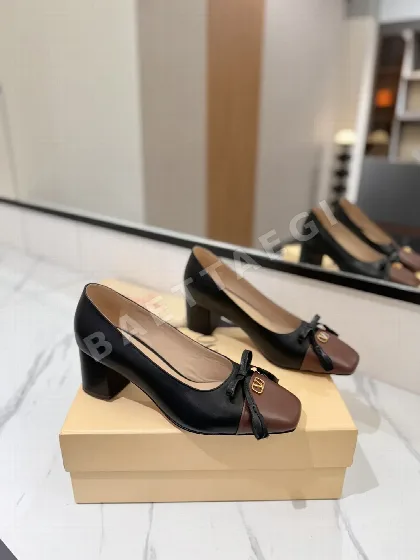 발렌티노 라운드토 백클 챙키 힐 신발 134627