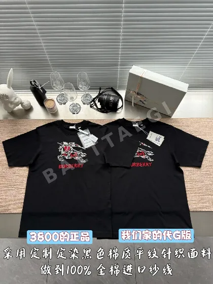 버버리 자수 하트 호스 로고 반팔 티셔츠