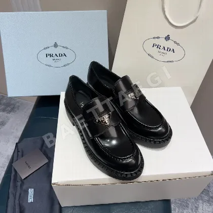 프라다 레트로 삼각 로고 로퍼 94958