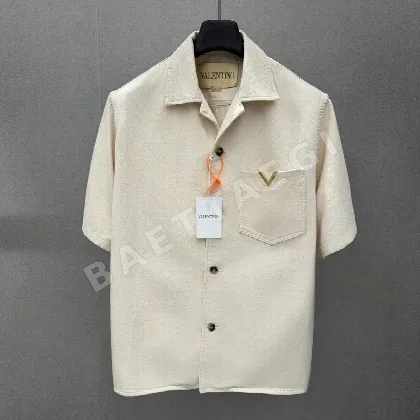 발렌티노 V자 골드 장식 코튼 반팔 셔츠 113872