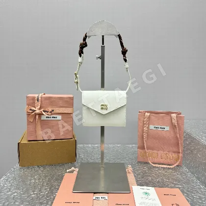미우미우 화이트 캔버스 플랩 숄더백 68230