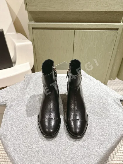 샤넬 가죽 자수 로고 부츠 105180