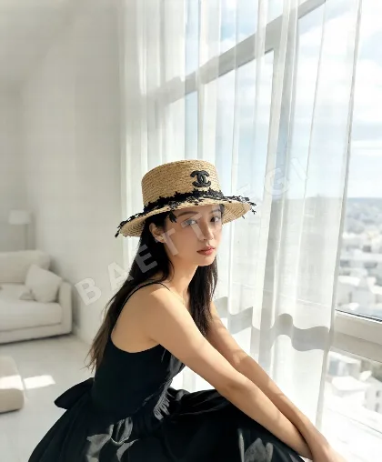 샤넬 라피아 플랫 캡 82704