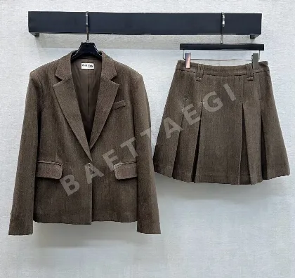 미우미우 카라 재킷 플리츠 스커트 세트 97458