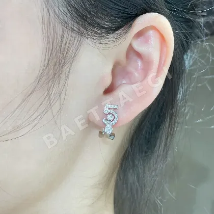 샤넬 큐빅 장식 5 자형 귀걸이 68943
