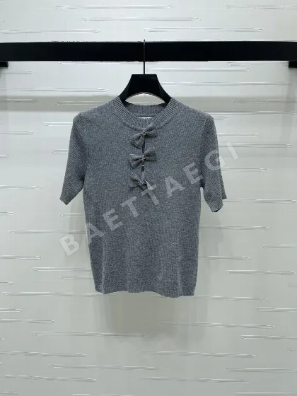 샤넬 3D 리본 메탈 로고 아이스 실크 반팔 니트 탑 104071