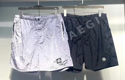스톤아일랜드 메탈릭 나일론 남성 반바지 51353
