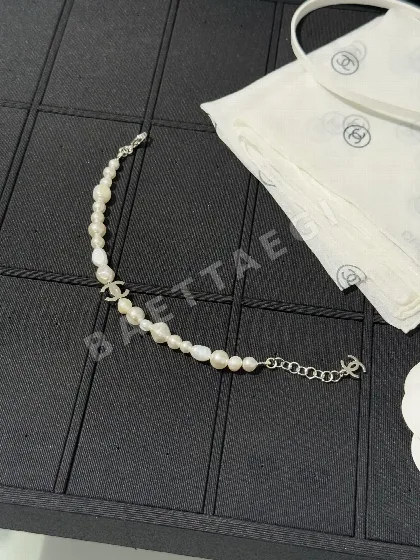 샤넬 불규칙 담수 진주 실버 로고 팔찌 65712