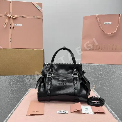 미우미우 스몰 블랙 핸드백 세일상품 133349