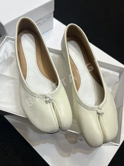 마르지엘라 크랙 패턴 스플릿토 발레 슈즈 94750
