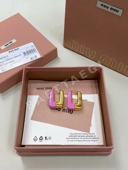 미우미우 에나멜 컬러 메탈 스퀘어 레터 스터드 귀걸이 61047