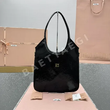 미우미우 페이턴트 레더 호보백 68279