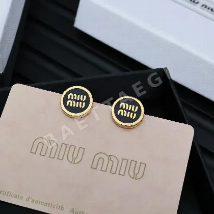 미우미우 에나멜 버튼 레터 귀걸이 61145