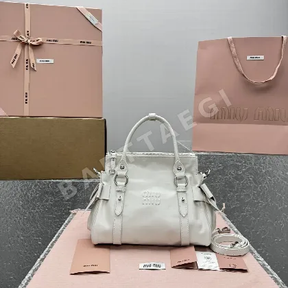 미우미우 유백색 핸드백 세일상품 133476