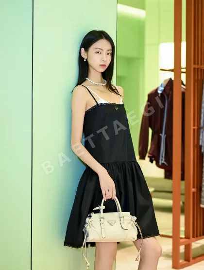 프라다 트라이앵글 로고 레이스 트림 나일론 원피스 119251