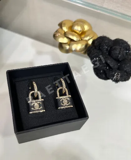 샤넬 블랙 램스킨 더블 C락 귀걸이 153809