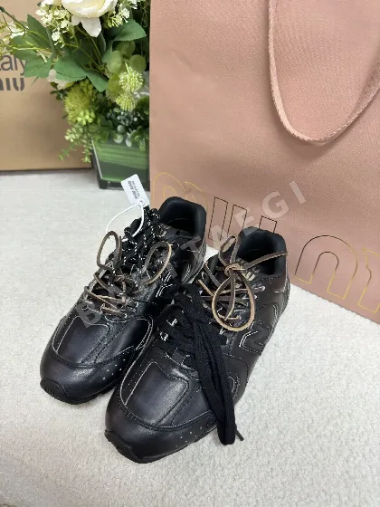 미우미우 올블랙 가죽 스니커즈 93891