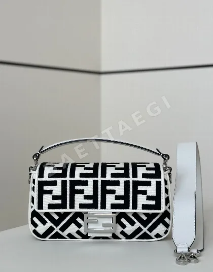펜디 FIAD 자수 캔버스 플랩 숄더백 29564