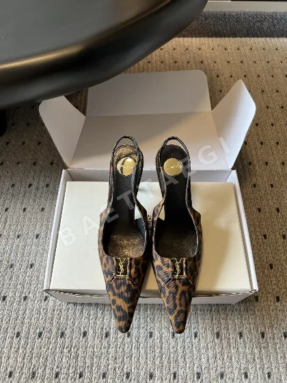 생로랑 YSL 메탈 로고 포인티드 토 백리스 스틸레토 샌들 129540