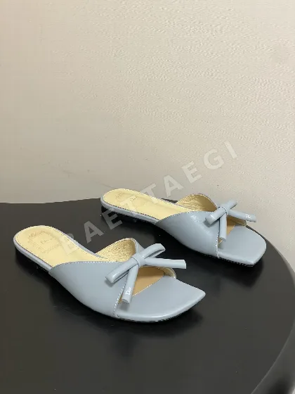 디올 D-보우 램스킨 플랫 샌들 104927