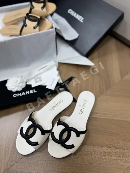 샤넬 26S 클래식 더블 C 플랫 뮬 88909