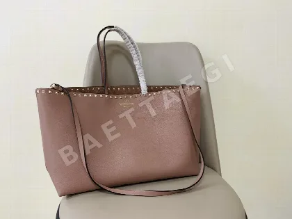 발렌티노 가라바니 락스터드 카프스킨 토트백 44249
